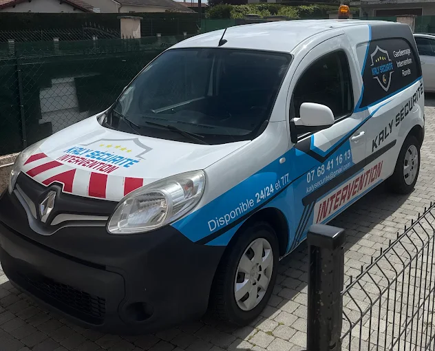 Véhicule d'intervention KALY SECURITE floqué, disponible 24h/24 et 7j/7 dans l'Ain